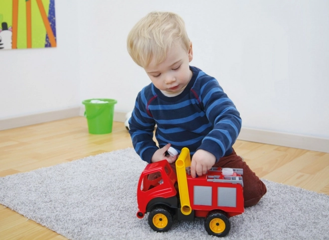 Sikające strażackie auto z figurką