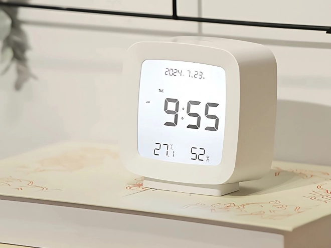 Budzik z funkcją drzemki i pomiarem temperatury i wilgotności