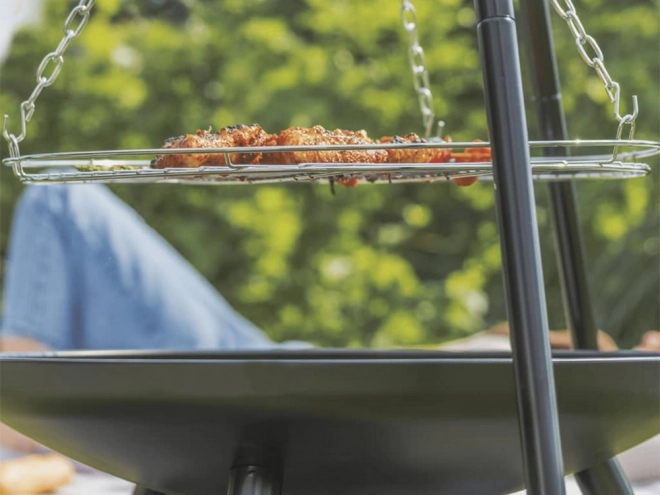 Duży kominek ogrodowy stojący na trójnogu z rusztem zawieszanym grill węglowy