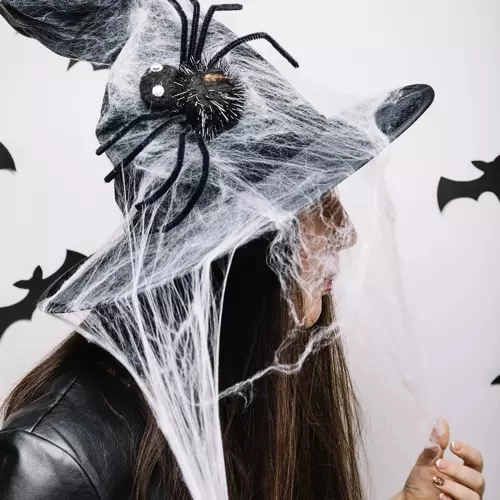 Sztuczna pajęczyna z pająkami na Halloween