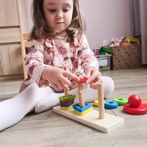 Drewniana kolorowa sortownica z kształtami