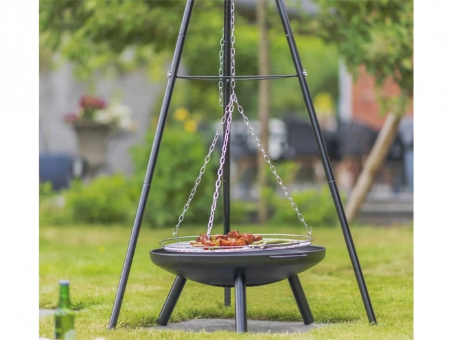 Duży kominek ogrodowy stojący na trójnogu z rusztem zawieszanym grill węglowy