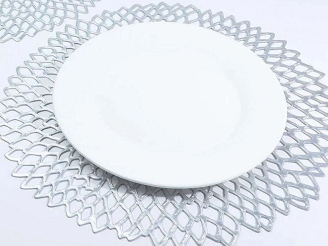 Okrągłe ażurowe plastikowe podkładki na stół