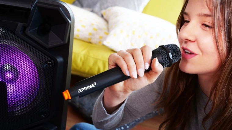 Zabawa karaoke z bezprzewodowym mikrofonem