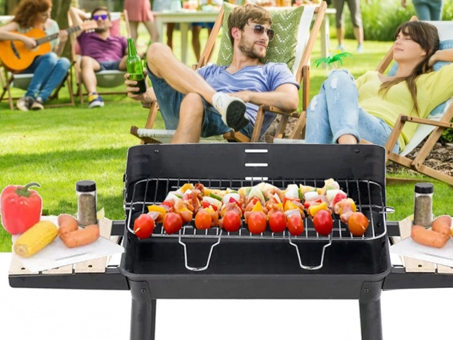Duży ogrodowy grill na węgiel drzewny