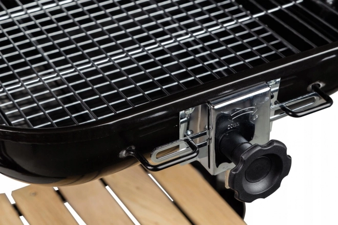 Duży grill ogrodowy z regulowanym rusztem, drewniane półki