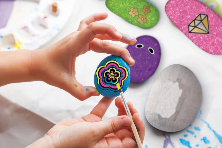 Gładkie kamienie i precyzyjne narzędzia