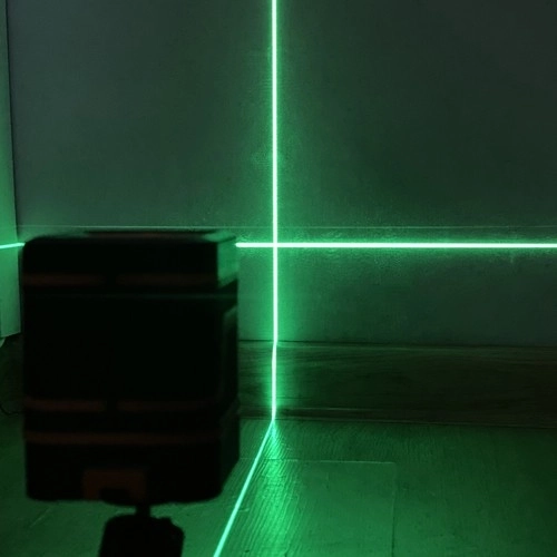 Laserowa poziomica z zielonym krzyżowym laserem