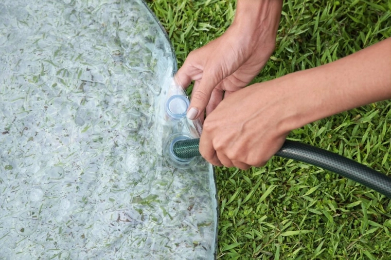 Wyjmowana wodna mata dla orzeźwiającej zabawy