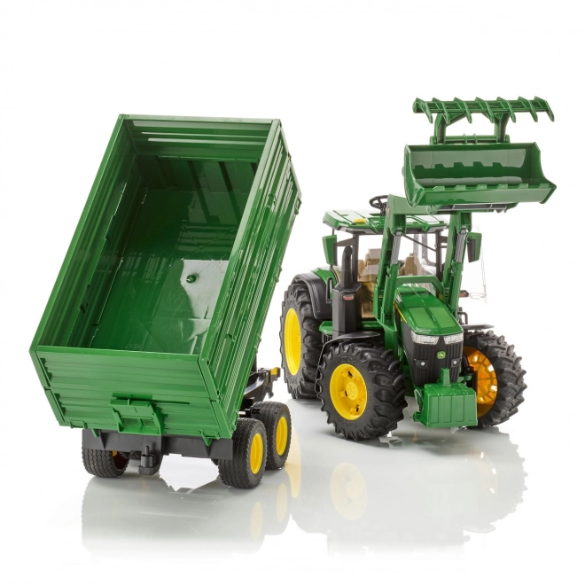 Traktor John Deere 7R z ładowaczem czołowym i przyczepą