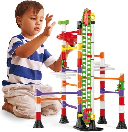 Nauka poprzez zabawę: motoryka i logika