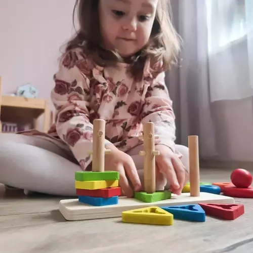 Drewniana kolorowa sortownica z kształtami