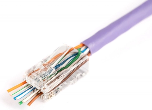 Przelotowy wtyk RJ45 (8P8C) kat. 6, nieekranowany, AWG 26–24, opakowanie 100 szt.