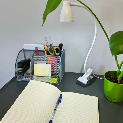 Biała lampka biurkowa z klipsem Izoxis