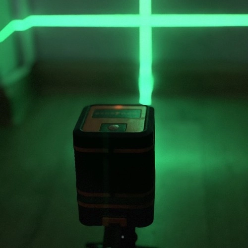 Laserowa poziomica z zielonym krzyżowym laserem