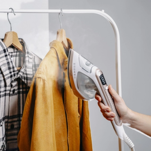 2 w 1: prasowanie na desce i pionowe parowanie