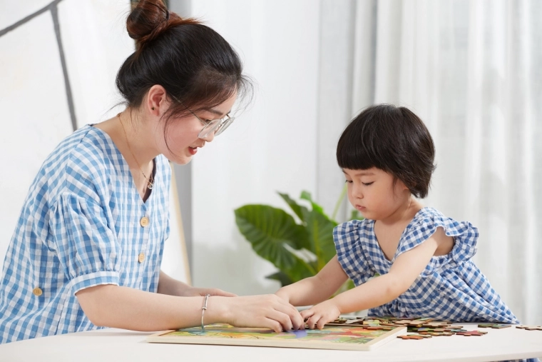 Wspiera motorykę małą i logikę