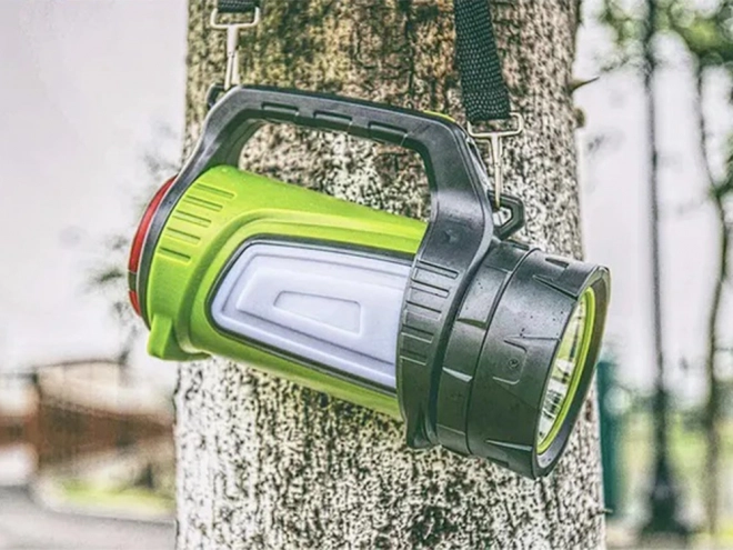 Ładowalna latarka LED z powerbanką do biwakowania
