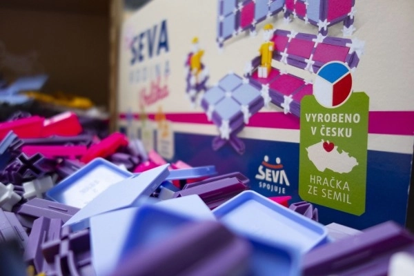 Zestaw konstrukcyjny SEVA RODINA Duże plastikowe 915szt. w pudełku 27x38x18cm