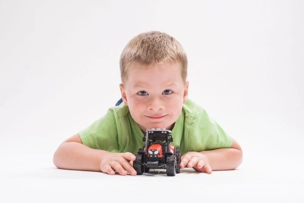 Czerwony traktor Zetor na rozpęd z efektami dźwiękowymi i świetlnymi