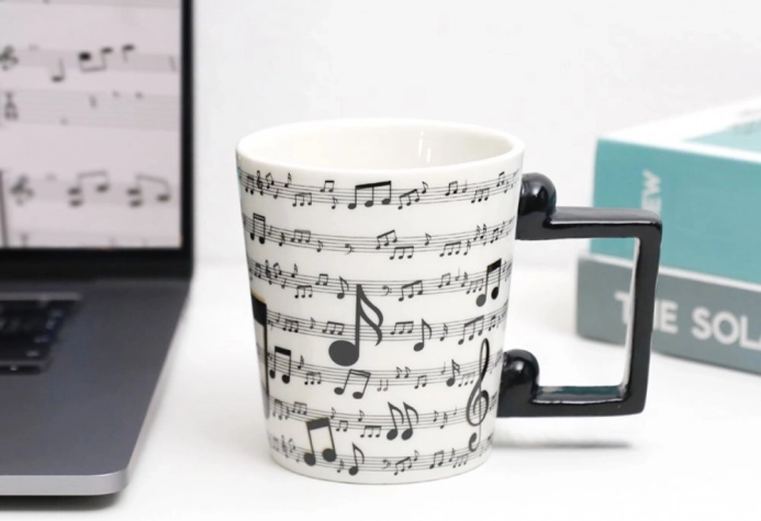 ceramiczny kubek z motywem muzycznym