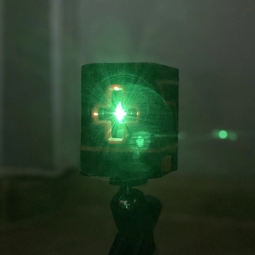 Laserowa poziomica z zielonym krzyżowym laserem