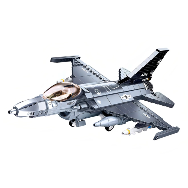 Realistyczny model myśliwca F‑16 ze szczegółowym uzbrojeniem