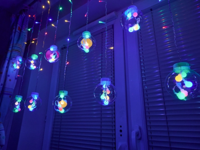 Kurtyna LED kolorowa z żarówkami - 3 m, 108 LED
