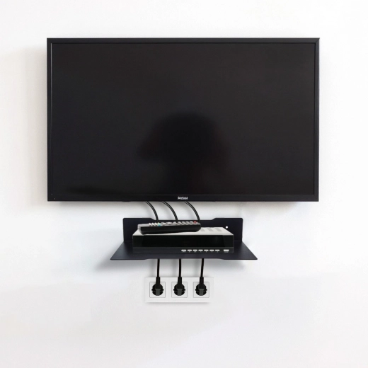 Czysty montaż dzięki przepustowi na kable