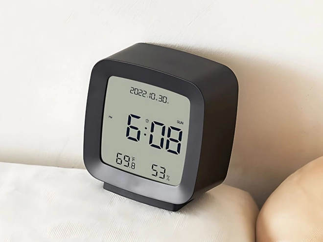 Cyfrowy budzik z wyświetlaczem LCD oraz pomiarem temperatury i wilgotności