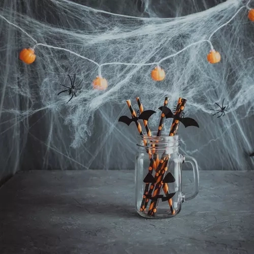 Sztuczna pajęczyna z pająkami na Halloween