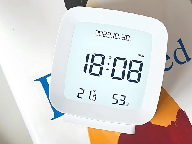 Budzik z funkcją drzemki i pomiarem temperatury i wilgotności