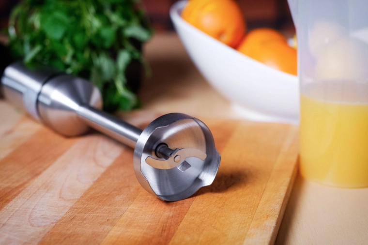 Metalowa stopa i podwójne stalowe ostrza