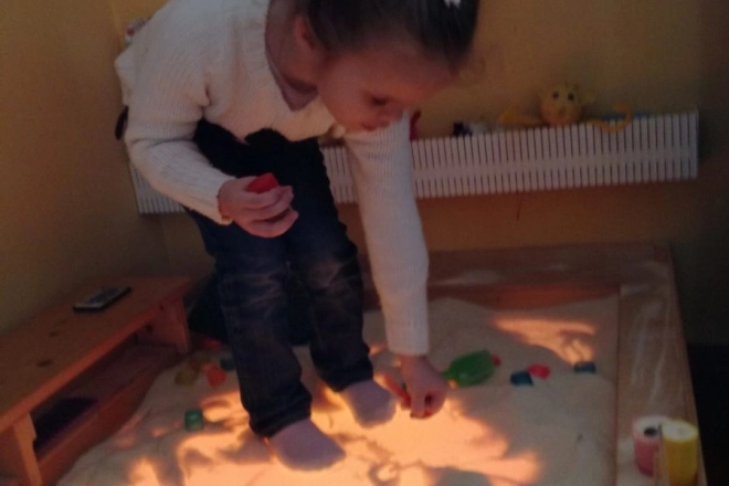 Podświetlany stół do zabaw sensorycznych i tworzenia