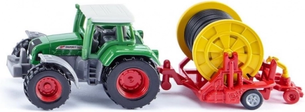 Traktor z opryskiwaczem