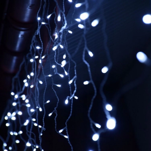 Zimnobiała barwa światła