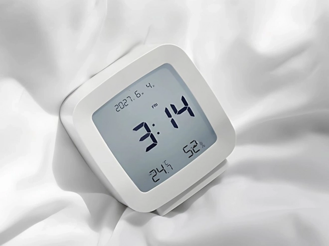 Budzik z funkcją drzemki i pomiarem temperatury i wilgotności