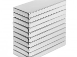 Silny neodymowy płaski magnes 17 × 4 × 2 mm