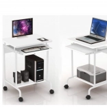 Białe komputerowe biurko