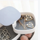 Biała wielopoziomowa szkatułka na biżuterię